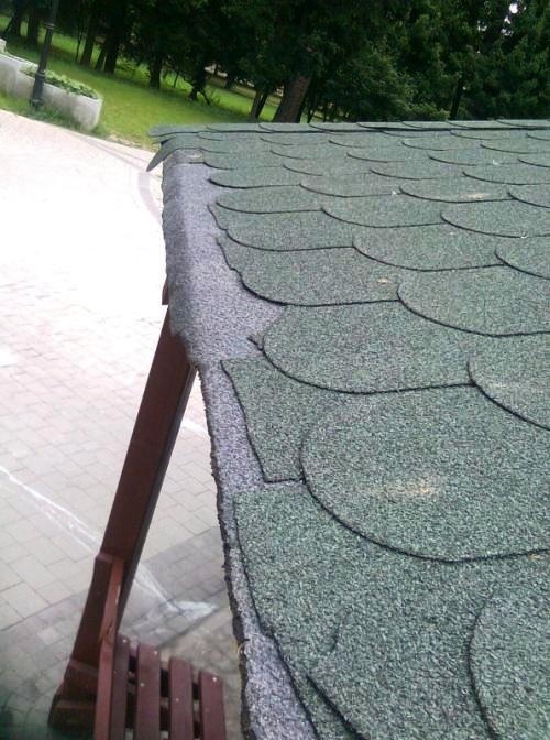 Wandale zdarli dach altany  na nadkaczawskim bulwarze